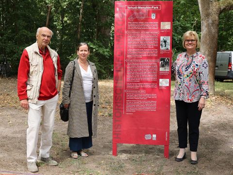 Enthüllung der Stele im Yehudi-Menuhin-Park - v.l.n.r.: Autor Dr. W. Ellerbrock, Künstlerin K. Rosenberg und stellv. Bezirksbürgermeisterin & Bezirksstadträtin C. Richter-Kotowski (Bild: Bezirksamt Steglitz-Zehlendorf)