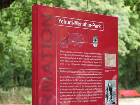 Enthüllung der Stele im Yehudi-Menuhin-Park (Bild: Bezirksamt Steglitz-Zehlendorf)