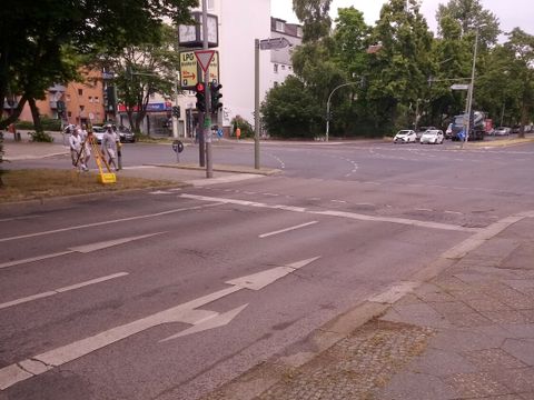 Eindrücke vor der Baumaßnahme - Beispiel Fahrbahnzustand Klingsorstraße (Bild: Straßen- und Grünflächenamt, Fachbereich Tiefbau)