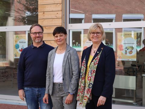 v.l.n.r.: Amtsleiter des Schul- und Sportamtes Henning von Wittich, Schulleiterin Angela Efinger und Bezirksstadträtin für Bildung, Kultur und Sport Cerstin Richter-Kotowski (Bild: Bezirksamt Steglitz-Zehlendorf)
