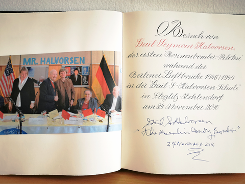 Gail S. Halvorsens Eintrag im Goldenen Buch von Steglitz-Zehlendorf (Bild: Bezirksamt Steglitz-Zehlendorf)