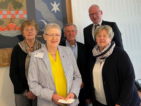 Neu gewählter Vorstand der Seniorenvertretung - v.l.n.r. Martina Wapler, Antonia Schwarz, Dr. Lutz Hannebauer, Bezirksstadtrat Tim Richter und Mathilde Kannenberg (Bild: Seniorenvertretung Steglitz-Zehlendorf)