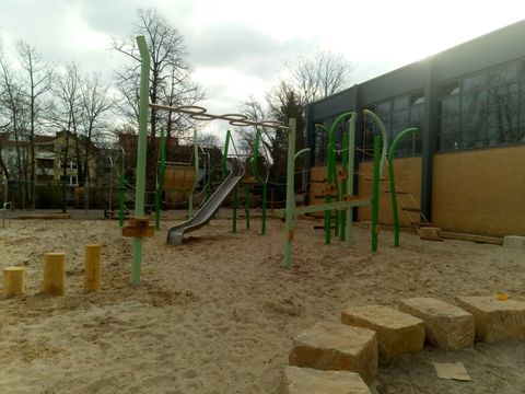 Neue Spiellandschaft auf dem Schulhof der Grundschule Unter den Kastanien (Bild: FB Grünflächen, BA Steglitz-Zehlendorf, A. Schmidt-Wiegand)
