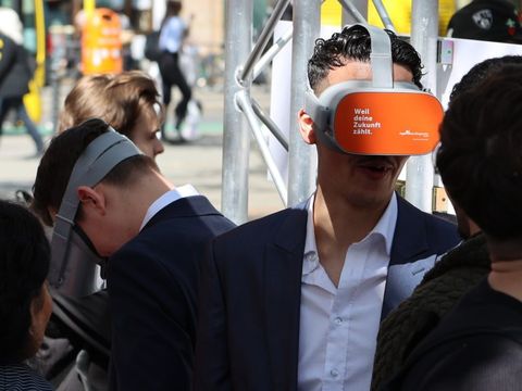 Ein Jugendlicher mit VR-Brille (VR = Virtuelle Realität) auf der steht: "Weil deine Zukunft zählt." (Bild: Bezirksamt Steglitz-Zehlendorf)