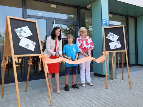 v.l.n.r. Katharina Günther-Wünsch, Senatorin für Bildung, Jugend und Familie; Schülersprecher der Biesalski Schule; Cerstin Richter-Kotowski, Stadträtin für Bildung, Kultur und Sport (Bild: Bezirksamt Steglitz-Zehlendorf)