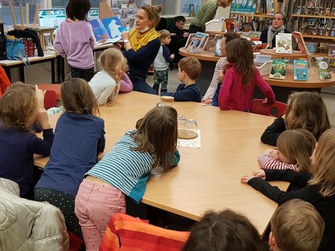 Gemeinsames Erleben bei der Vorlesestunde des Lesewelt Berlin e.V.
