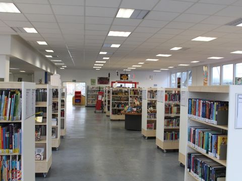 Kinder- und Jugendabteilung in der Gottfried-Benn-Bibliothek mit mobilen Bücherregalen.