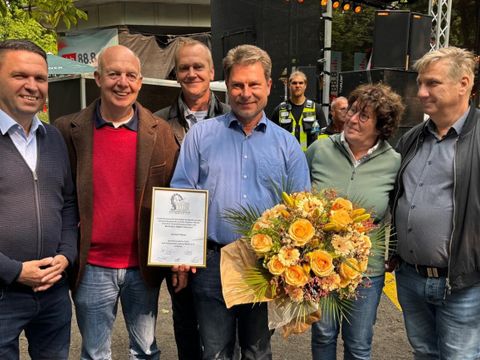 Die Ehrennadel in Gold vom Schaustellerverband für Gernot Mann (Leitung Veranstaltungsmanagement, Investorenleitstelle und EU-Beauftragter im Bezirksamt Steglitz-Zehlendorf)
