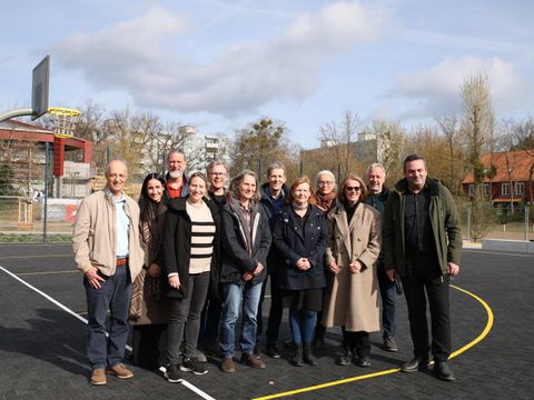 Gruppenbild mit allen Projektbeteiligten der Jugendausbildungszentrum und des Bezirksamtes Steglitz-Zehlendorf (Bild: Bezirksamt Steglitz-Zehlendorf von Berlin)