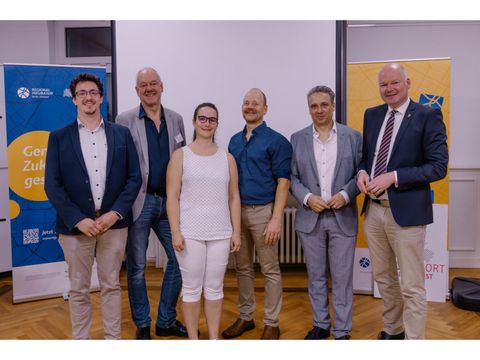 (v.l.n.r.): Juri Effenberg (Regionalinkubator Berlin Südwest), Theo Jannet (Einheitlichen Ansprechstelle für Arbeitgeber (EAA)), Myrhia Butenholz (Referentin für Projektmanagement und Barrierefreiheit Blindenhilfswerk Berlin e. V.), Carsten Zehe (Geschäftsführer Blindenhilfswerk Berlin e. V.), Joachim Hampel (Geschäftsführer Wendepunkt gGmbH), Tim Richter (Stellvertretender Bezirksbürgermeister und Bezirksstadtrat für Bürgerdienste, Soziales, Bildung und Kultur Bezirk Steglitz-Zehlendorf) (Bild: © Pia Henkel / Regionalinkubator Berlin Südwest)