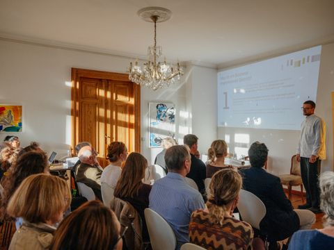 John Marquart (IHK Berlin) bei seinem Vortrag vor den Gästen des 34. RegioTalks (Bild: © Pia Henkel / Regionalinkubator Berlin Südwest)