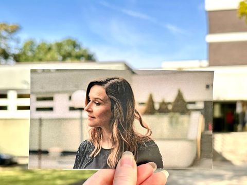 Finanzamt Zehlendorf – Frau Jordan stellt gleich: Hand hält Foto einer Filmszene mit Katrin Bauerfeind vor dem Gebäude des Finanzamtes Zehlendorf