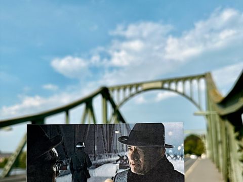 Glienicker Brücke – Bridge of Spies: Hand hält Foto einer Filmszene mit Tom Hanks auf der Brücke