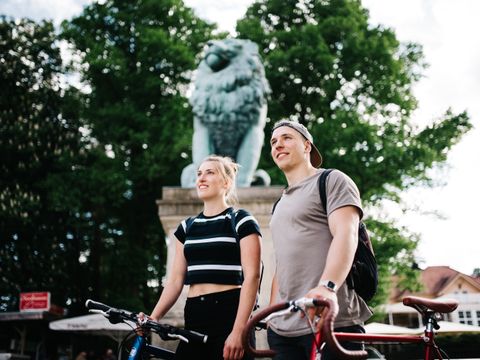 Pärchen mit Fahrrad vor dem Flensburger Löwen