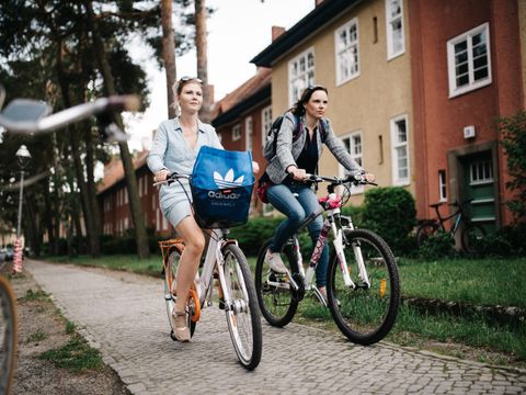 Zwei Frauen fahren Fahrrad
