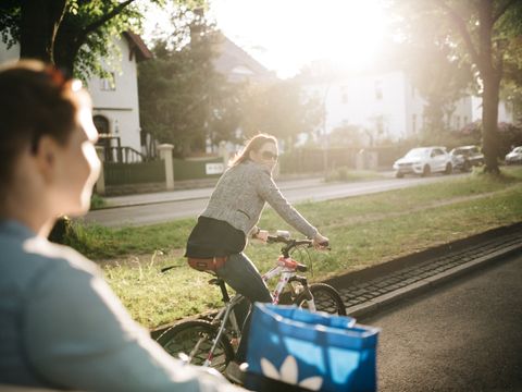 Zwei Frauen fahren in der Abendsonne Fahrrad