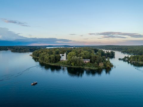Berlin, Pfaueninsel, Luftaufnahme, Blick auf die südwestliche Seite der Insel mit Schloss und Schweizerhaus, rechts im Bild der Fähranleger.