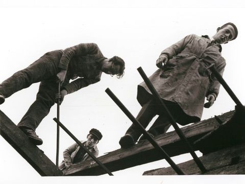 Bauhausschüler bei der Herrichtung ihres Domizils in Berlin 1932 an der Nicolaistraße (Bild: Bauhaus-Archiv Berlin)