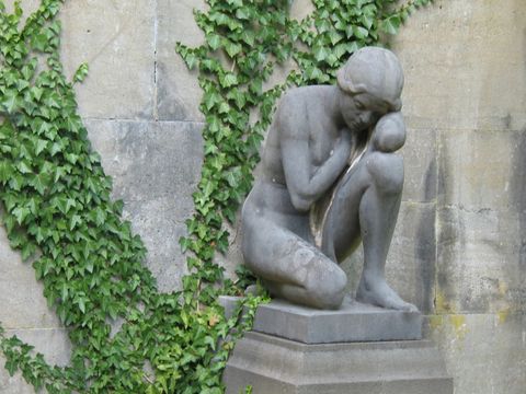 Friedhof Wannsee, Lindenstraße Knieende Jungfrau
