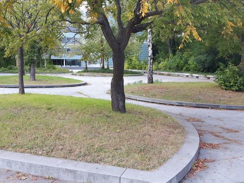 Vorplatz S-Bahnhof Attilastr.
