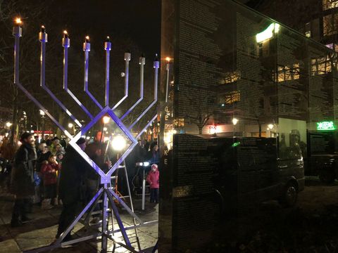 14. Dezember 2023: Chanukka-Leuchter und Spiegelwand auf dem Hermann-Ehlers-Platz
