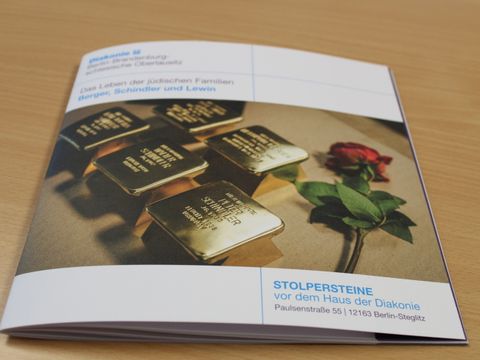 Stolperstein-Broschüre über das Leben der jüdischen Familien Berger, Schindler und Lewin; herausgegeben im Juni 2024 vom Diakonischen Werk Berlin-Brandenburg-schlesische Oberlausitz e.V.
