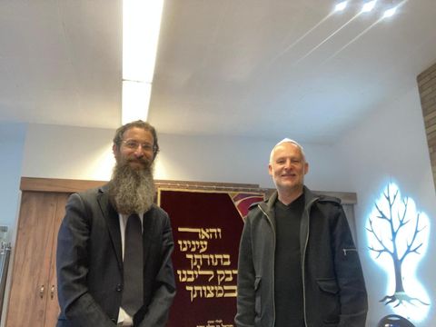 7. Mai 2026: Rabbiner Segal von der Chabad-Gemeinde empfängt den Antisemitismusbeauftragten des Bezirksamts in der Synagoge Bergstraße (Steglitz)