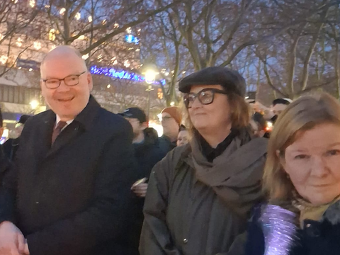 21. Dezember 2025: Beim Chanukka-Lichterzünden an der Spiegelwand gesichtet: Senatorin Dr. Ina Czyborra (Mitte), stellv. Bezirksbürgermeister Tim Richter und Bezirksstadträtin Carolina Böhm