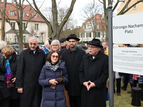 16.02.2024: Nach der Enthüllung des Schildes v.l.n.r. BVV-Vorsteher Rögner-Francke, Bezirksstadträtin Richter-Kotowski (hinten), Alexander und Andreas Nachama; vorne Initiatorin Lehmann-Brauns