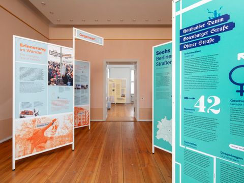 Ausstellungsansicht im Gutshaus Steglitz
