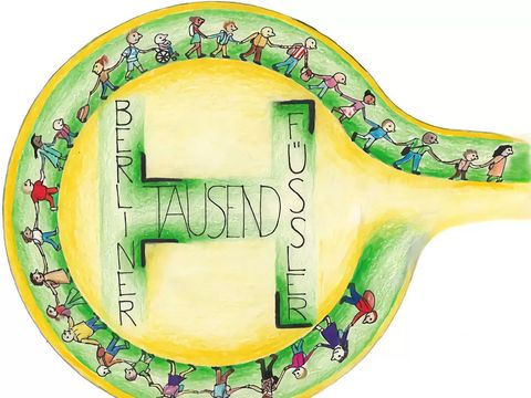 Kinder halten sich an den Händen und laufen gemeinsam zur Schule