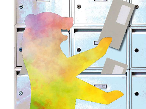 Berliner Bär im Profil, in Regenbogenfarben, steht vor einer Wand aus hellblau-weißen Briefkästen und verteilt graue Briefumschäge.