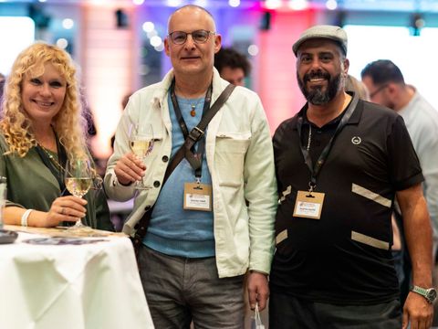 Ein Glas auf die deutsch-israelische Freundschaft: Dr. Alona Eisenberg (Stadtverwaltung Kiriat Bialik) und Christian Urlaub (Beauftragter für Partnerschaften des Bezirksamtes Steglitz-Zehlendorf, Bildmitte)