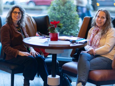 Vertraten das Dreilinden-Gymnasium auf der Konferenz: die beiden Lehrerinnen Sylvia Bailey (rechts) und Katharina Dannenberg