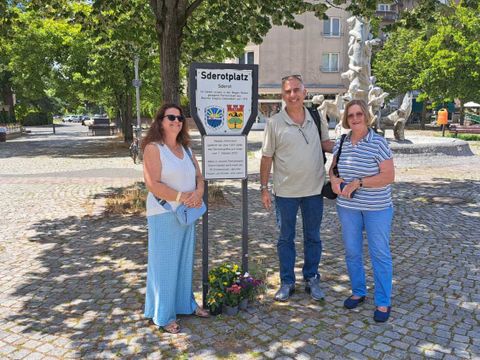 11. Juli 2026: Eran Segel, Mitbegründer des Resilience & Health Innovation Hub Sderot, zusammen mit seiner Gattin (links) und DIG-Vorstandsmitglied Kathrin Koelle auf dem Sderotplatz