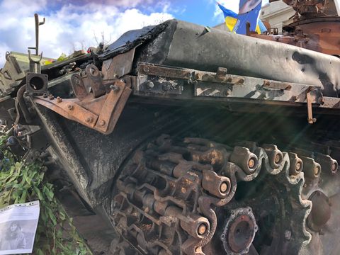 26. Februar 2023: Zerstörter russischer Panzer vor der russischen Botschaft zu Berlin