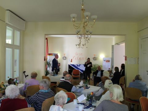 Bis auf den letzten Platz gefüllt: Freizeitstättenleiterin Stefanie Müller begrüßt die Gäste bei der Israel-Auftaktveranstaltung am 9. Mai 2023