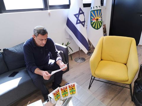 29. Februar 2024: Bürgermeister Alon Davidi liest einen Brief von Bezirksbürgermeisterin Maren Schellenberg