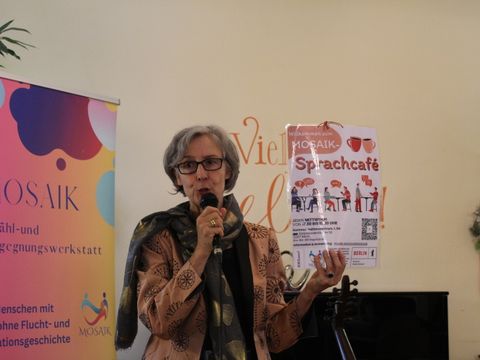 11. Juni 2024: Dr. Rita Zobel (Erzähl- und Begegnungswerkstatt Mosaik) wirbt für das "Sprachcafé"
