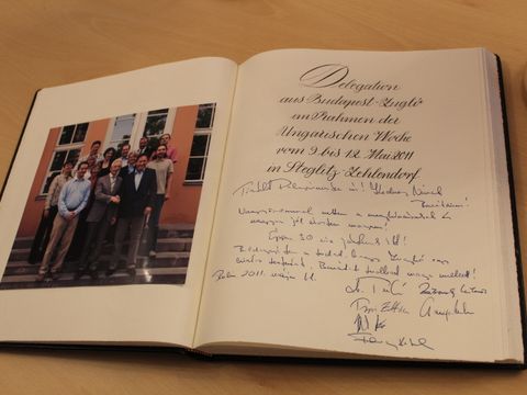 Das Goldene Buch des Bezirksamtes - Eintrag eines früheren Delegationsbesuchs aus Zugló