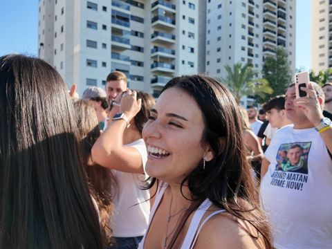 Sie haben das Lachen nicht verlernt: Ausgelassene Freude über die Rückkehr von Matan Angrest am 13. Oktober 2025 nach Kiriat Bialik