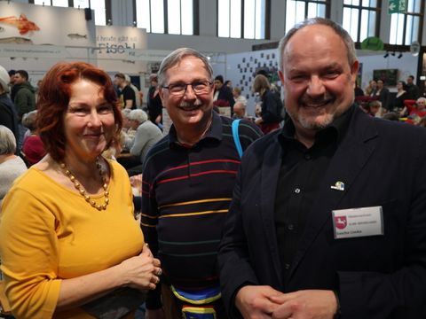 20. Januar 2024: Lüchows Samtgemeindebürgermeister Sascha Liwke (rechts) mit Kerstin und Rolf Breidenbach