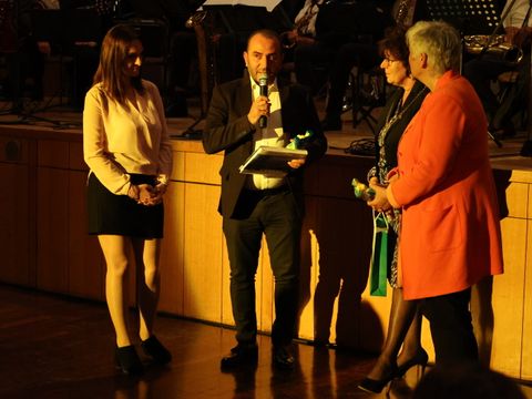 25. Mai 2023: Austausch von Gastgeschenken: Bezirksbürgermeisterin Schellenberg (2.v.r.) mit Bürgermeisterin Wiezorek (Königs Wusterhausen) rechts und Vizebürgermeister Anastasiadis aus Sochos-Langadas (Mitte)