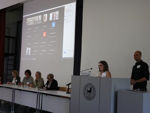 7. Juli 2023: Am Rednerpult Olga Pischel, Vorstandsmitglied des Städtepartnerschaftsvereins Steglitz-Zehlendorf e.V.