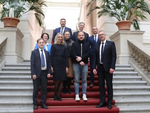 Im Foyer des Berliner Abgeordetenhauses: Hintere Reihe: links Bürgermeister Wieslaw Pardyka (Naleczów), rechts Adam Kozak (Naleczów); mittlere Reihe: v.l.n.r.Katarzyna Gawdzik (Naleczów), Dr. Aneta Mazur (Poniatowa), Grzegorz Pluta (Poniatowa); vordere Reihe: v.l.n.r. Bezirksstadtrat a.D. Michael Karnetzki, Dorota Kunz (Dolmetscherin), Tom Cywinski MdA, Bürgermeister Pawel Karczmarczyk (Poniatowa)