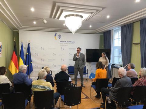1. Dezember 2025: Botschafter Oleksij Makejew empfängt eine Delegation des Städtepartnerschaftsvereins Steglitz-Zehlendorf e.V. Rechts stehend: Botschaftssekretärin Nina Masol