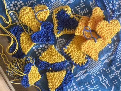 Unser Herz schlägt in Blau-Gelb - Herzliche Strickereien des "Café Handgestrickt"