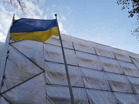 Christo lässt grüßen: Verhüllte Rathausfassade Zehlendorf im November 2022