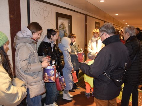 16. Dezember 2024: Vertreter des Städtepartnerschaftsvereins Steglitz-Zehlendorf e.V. verteilen Geschenke an die Kinder und Jugendlichen aus Charkiw