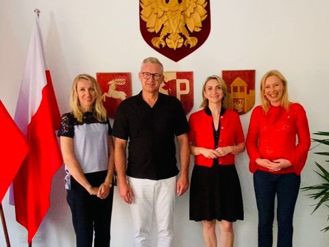 Juni 2025: Bürgermeister Paweł Karczmarczyk (2.v.l.) und Vizebürgermeisterin Aneta Poniatowska (1.v.r.) begrüßen ihre Gäste aus Steglitz-Zehlendorf: Małgorzata Sijbrandij (2.v.r.) und Dorota Kunz (1.v.l.)
